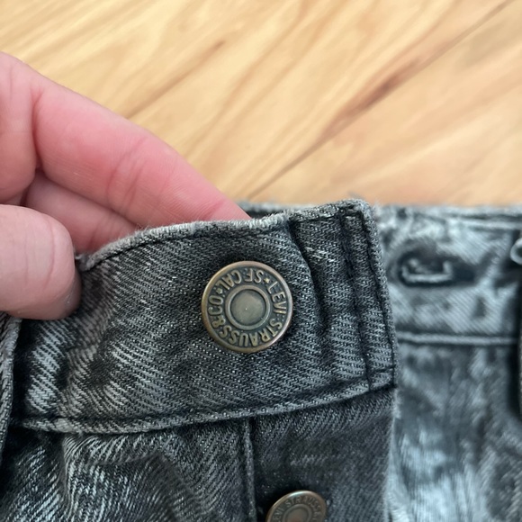 Distressed vintage Levi’s cutoff shorts - Picture 2 of 5